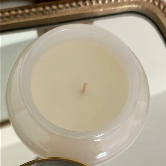 Cedarwood Vanilla Scented Candle - White and Gold - Picture 2 of 3